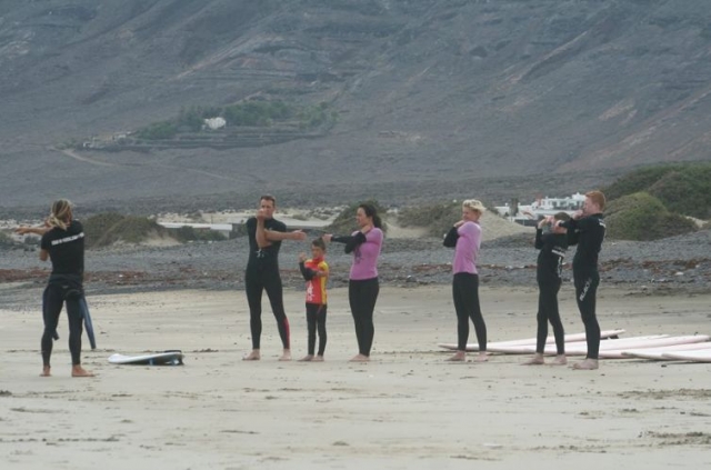 calentando para comenzar a surfear en lanzarote